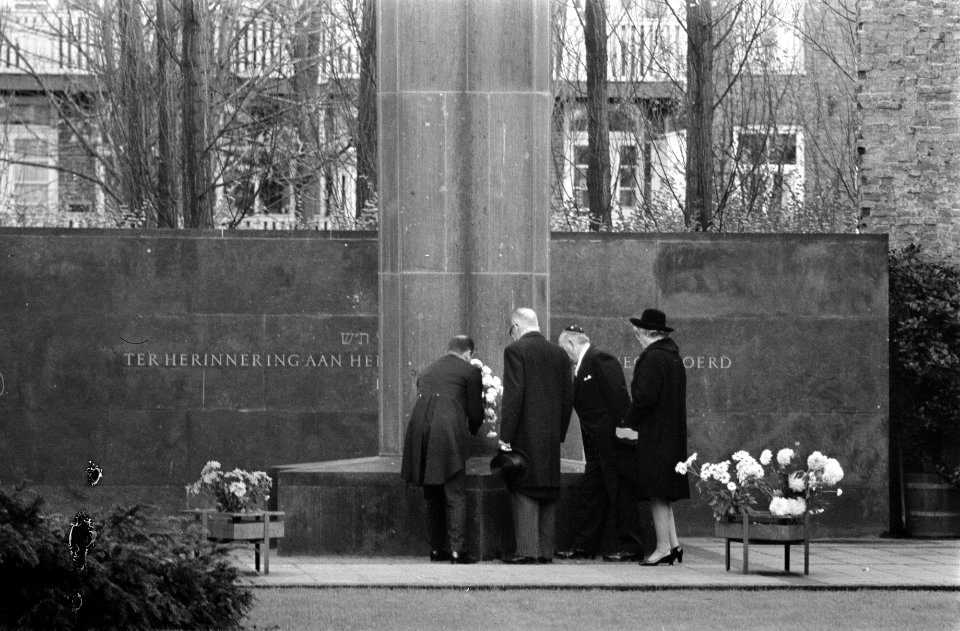 President Heinemann legt krans bij Monument van de Hollandse Schouwburg Amsterda, Bestanddeelnr 923-0097