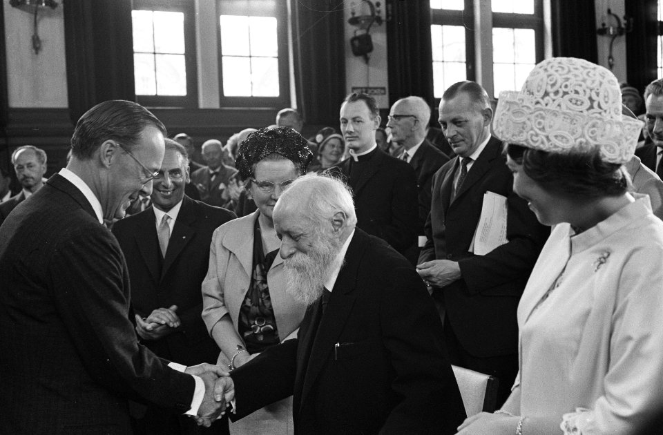 Prins Bernhard feliciteert Buber. In het midden koningin Juliana, rechts prinses, Bestanddeelnr 915-3277