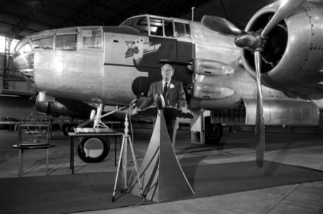 Prins Bernhard geeft B25 Mitchell bommenwerper aan luchtmachtmuseum Soesterberg, Bestanddeelnr 925-0704