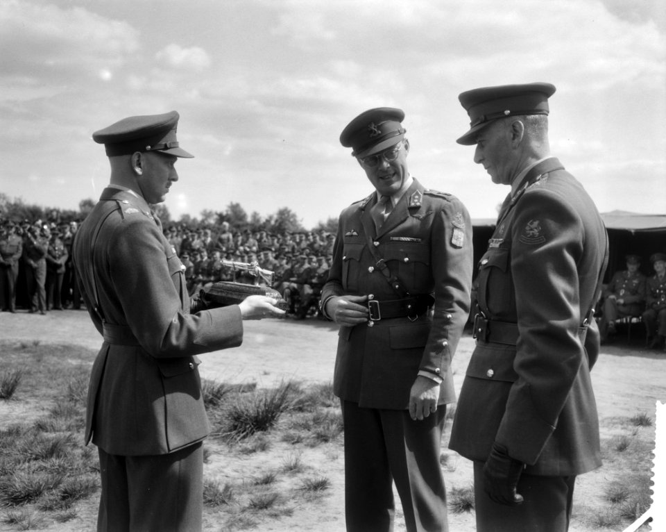 Prijsuitreiking van de schietwedstrijden door Prins Bernhard in de Harskamp Lin, Bestanddeelnr 909-6338