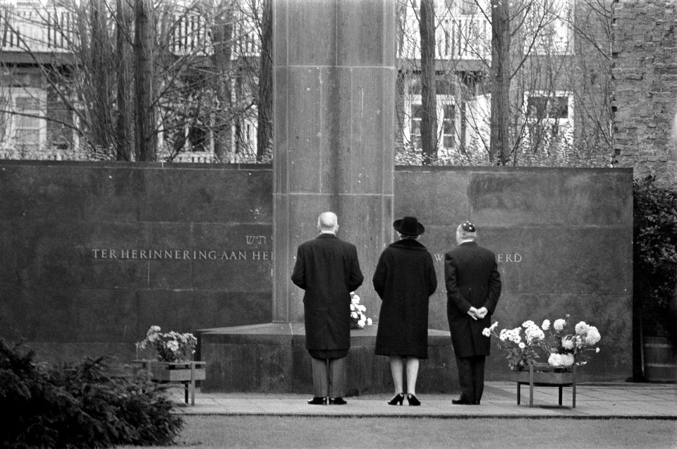 President Heinemann legt krans bij Monument van de Hollandse Schouwburg Amsterda, Bestanddeelnr 923-0098