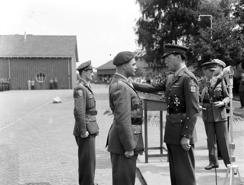 Prins Bernhard geeft ridderschap aan kapitein J.H.Ch. Ulrici, Bestanddeelnr 907-2298