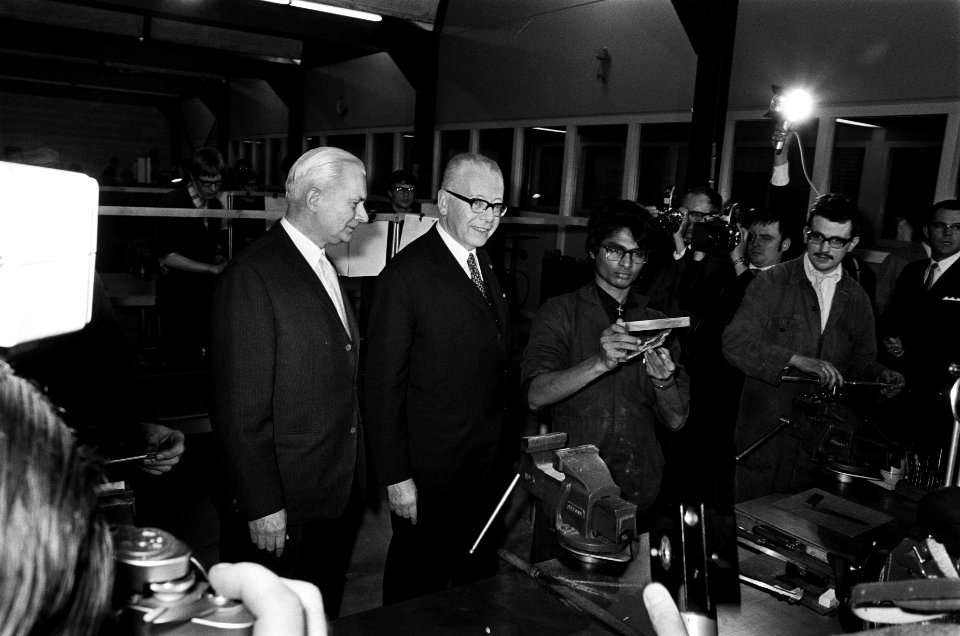 President Heinemann en koningin Juliana bezoeken het Centrum voor Vakopleiding v, Bestanddeelnr 923-0159