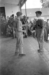 Prijsuitreiking door Kolonel A.A.J.J. Thomson, commandant 1e Infanterie Brigade , Bestanddeelnr 454-2-4
