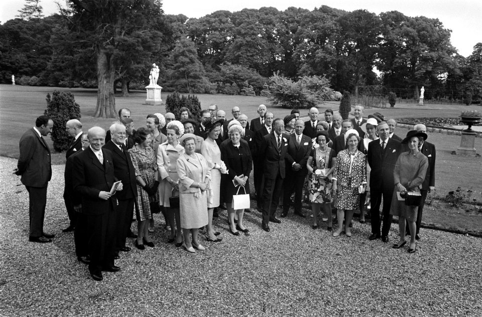 Prins Bernhard met leden van de Johanniter Orde in Nederland, in de tuin van Pal, Bestanddeelnr 922-5773