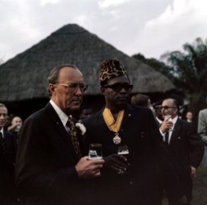 Prins Bernhard in Zaire met President Moboetoe , Bestanddeelnr 254-9346