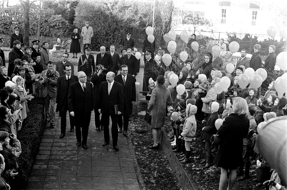 President Heinemann bezoekt Duitse school in Den Haag . President Heinemann loop, Bestanddeelnr 923-0200
