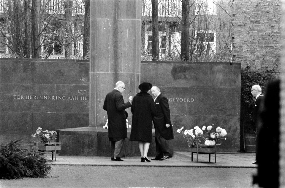 President Heinemann legt krans bij Monument van de Hollandse Schouwburg Amsterda, Bestanddeelnr 923-0095