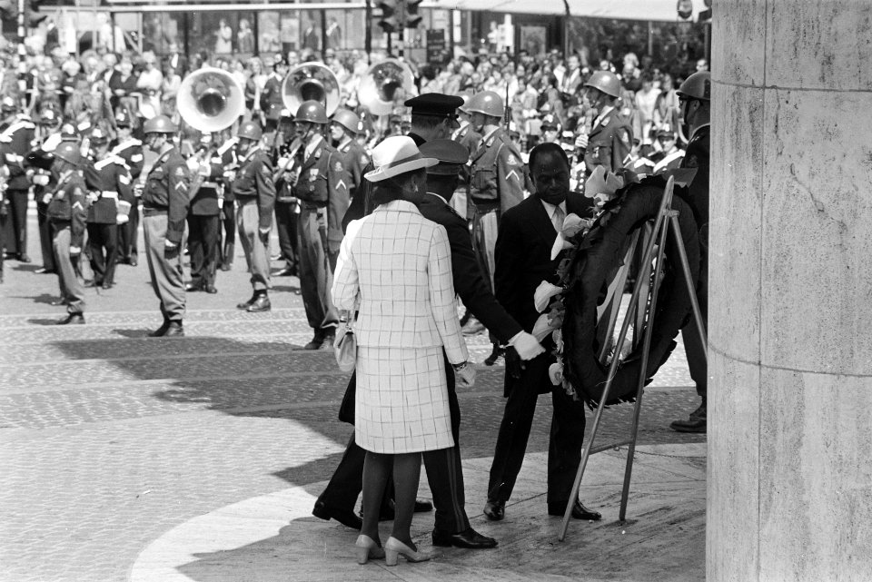 President Houphouët-Boigny en diens echtgenote leggen een krans bij het Monument, Bestanddeelnr 923-5653