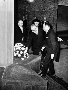 President Heinemann legt krans bij monument Hollandse Schouwburg Amsterdam, Bestanddeelnr 923-0187