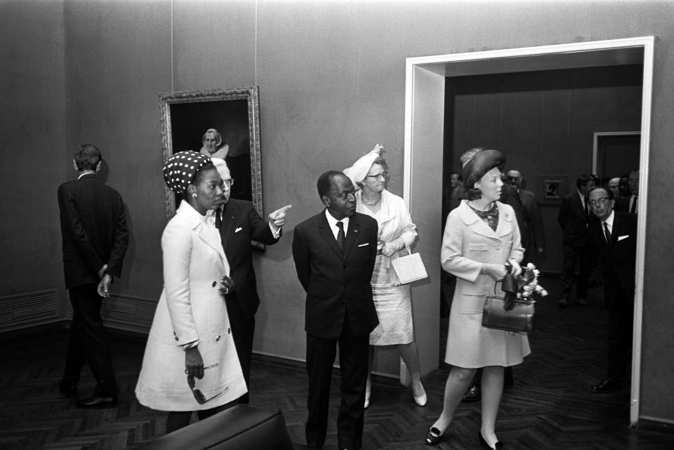 President Houphouët-Boigny en diens echtgenote bezoeken met prins Claus en prins, Bestanddeelnr 923-5735