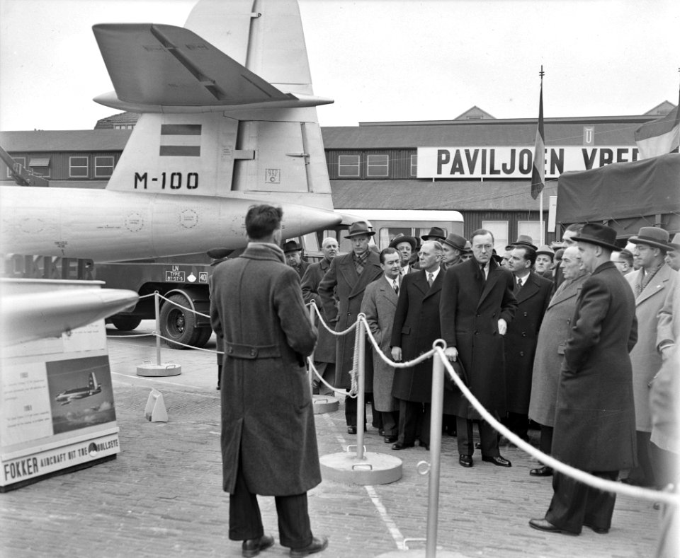 Prins Bernhard met Zuid-Amerikanen op jaarbeurs, Bestanddeelnr 905-0280