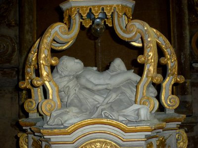 Prez (Ardennes) église, statue Enfant couché