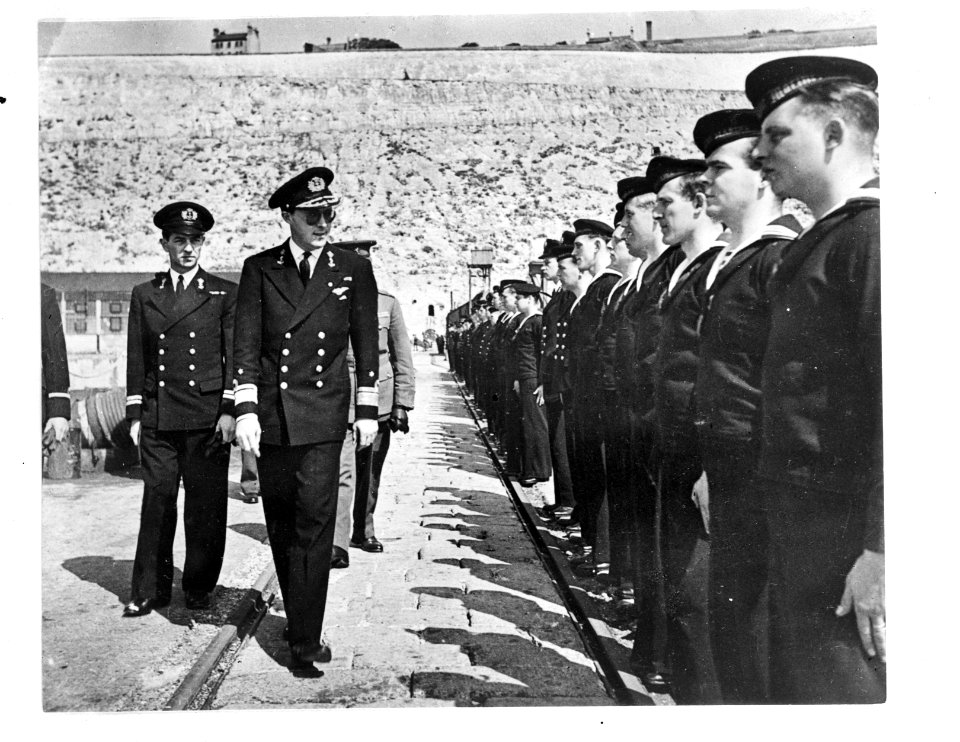 Prins Bernhard inspecteert Nederlandse bemanningen van motortorpedoboten ergen…, Bestanddeelnr 935-0171