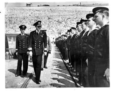 Prins Bernhard inspecteert Nederlandse bemanningen van motortorpedoboten ergen…, Bestanddeelnr 935-0171