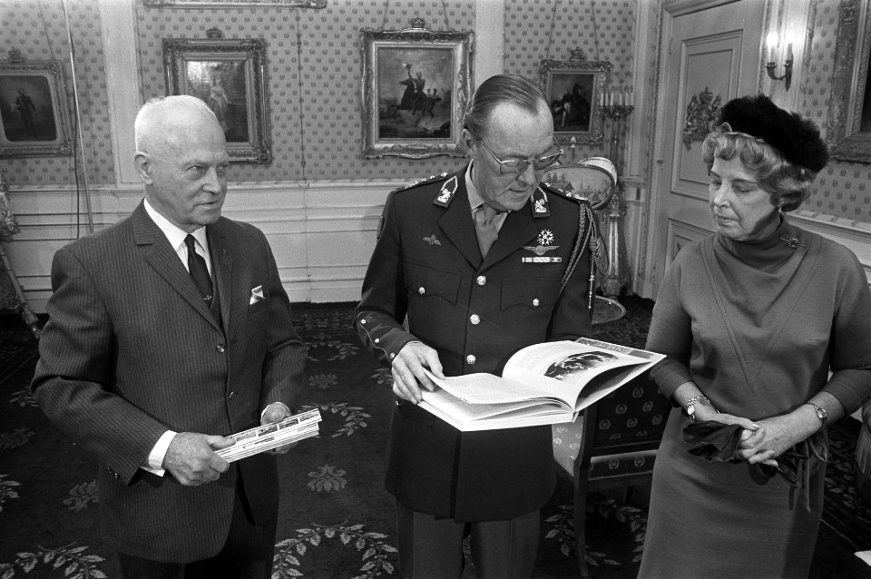 Prins Bernhard krijgt boek Een ereschuld ingelost , aangeboden door ir. G. S. Vr, Bestanddeelnr 926-0771