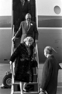 Prins Bernhard komt aan op Soesterberg na reis naar Australie en Indonesie, prin, Bestanddeelnr 926-2507