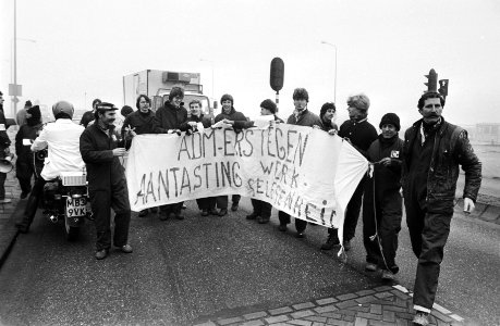 Prikactie van medewerkers van de ADM op het kruispunt voor de werf, Bestanddeelnr 932-4302