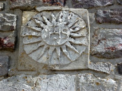 Prez (Ardennes) église de La Cerlau, detail au-dessus la porte