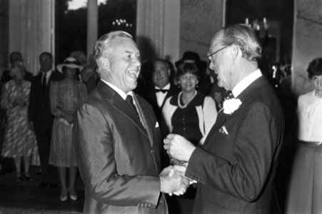 Prins Bernhard met een onderscheiding voor de Zuid-Afrikaan Ian Player (links), Bestanddeelnr 931-7210