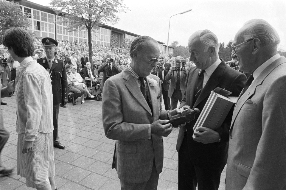Prins Bernhard onthult het Stoottroepbeeld '44-'84 'Jan de Stoter' bij de Johan , Bestanddeelnr 933-0625