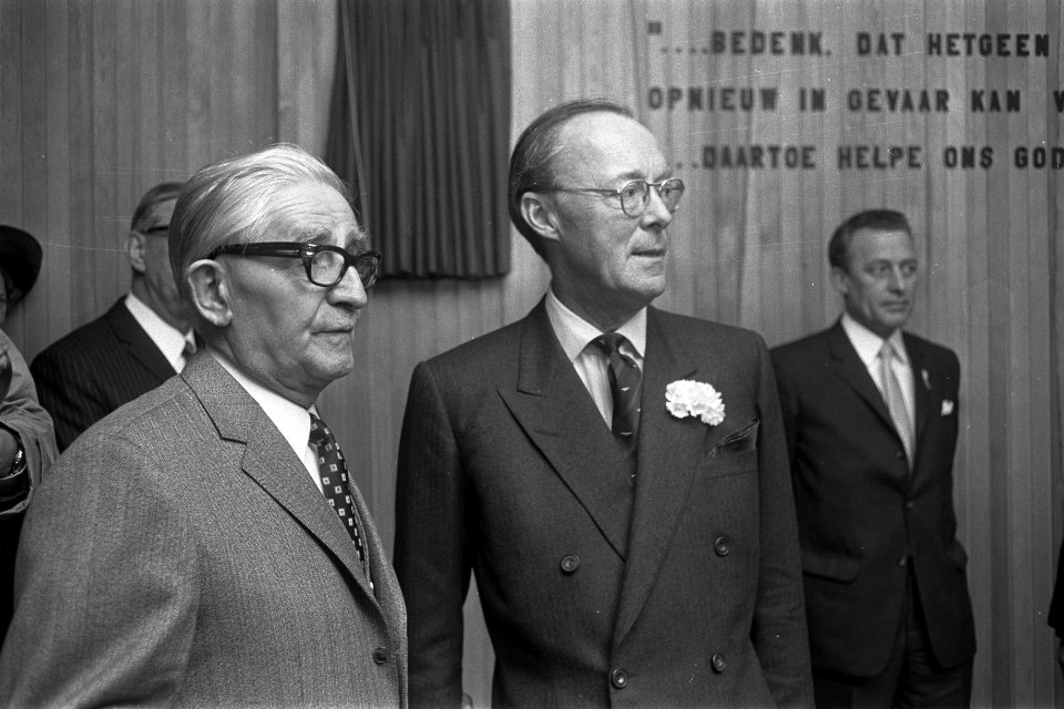Prins Bernhard en voorzitter A. Jans van de stichting Nederlands Nationaal Oorlo, Bestanddeelnr 923-4716
