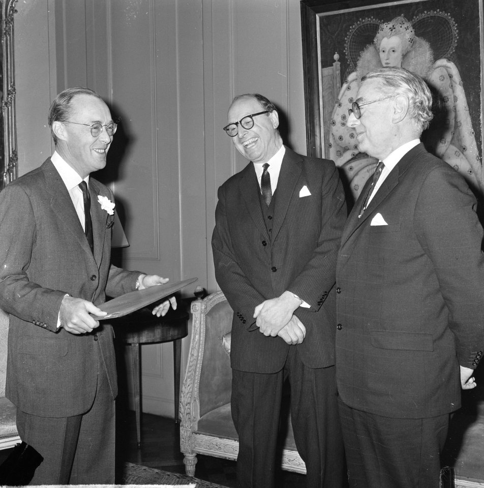 Prins Bernhard ere-luchtmaarschalk RAF, v.l.n.r. Prins Bernhard , Sir Peter Garr, Bestanddeelnr 917-2643