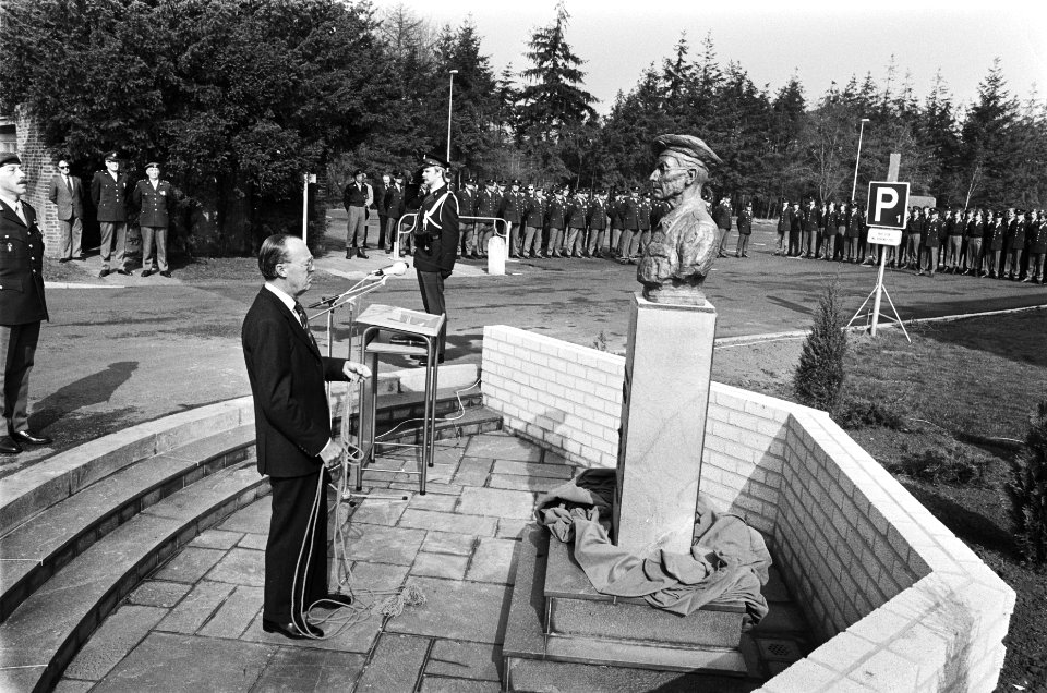 Prins Bernhard onthult op legerplaats Wittenberg in Garderen borstbeeld wijlen g, Bestanddeelnr 929-6818