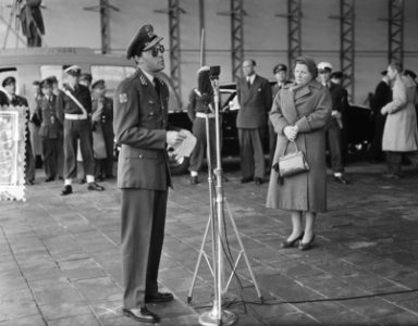 Prins Bernhard achter de microfoon, rechts koningin Juliana, Bestanddeelnr 906-7973