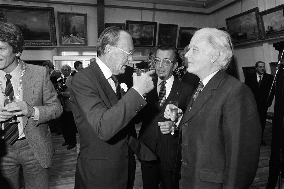 Prins Bernhard in gesprek na de opening, Bestanddeelnr 931-7010