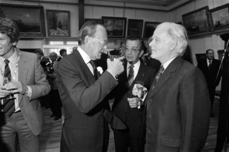 Prins Bernhard in gesprek na de opening, Bestanddeelnr 931-7010