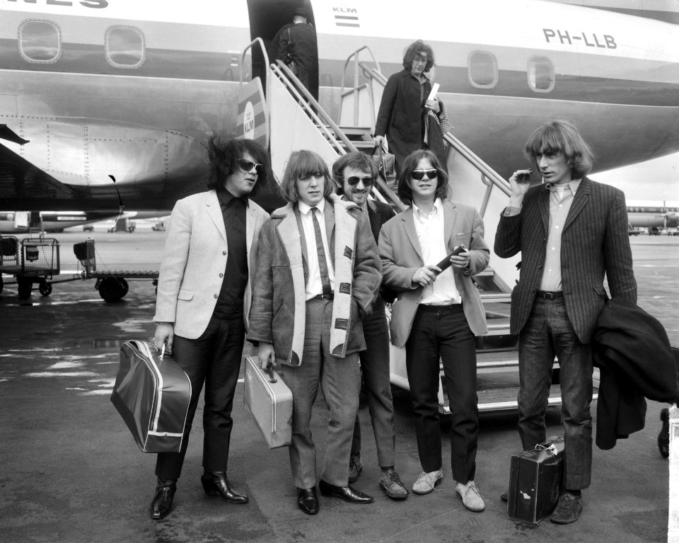 Pretty Things op Schiphol. Vlnr John Stax (basgitarist), Viv Prince (drummer), , Bestanddeelnr 917-6655
