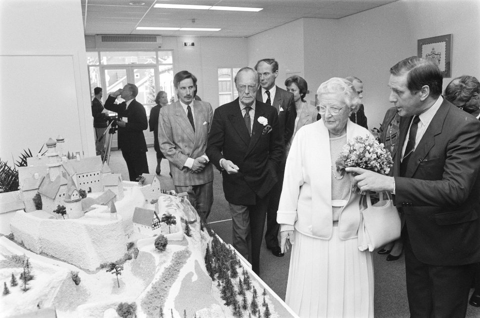 Prins Bernhard en Prinses Juliana openen Oranje Museum in Baarn, Bestanddeelnr 933-9835