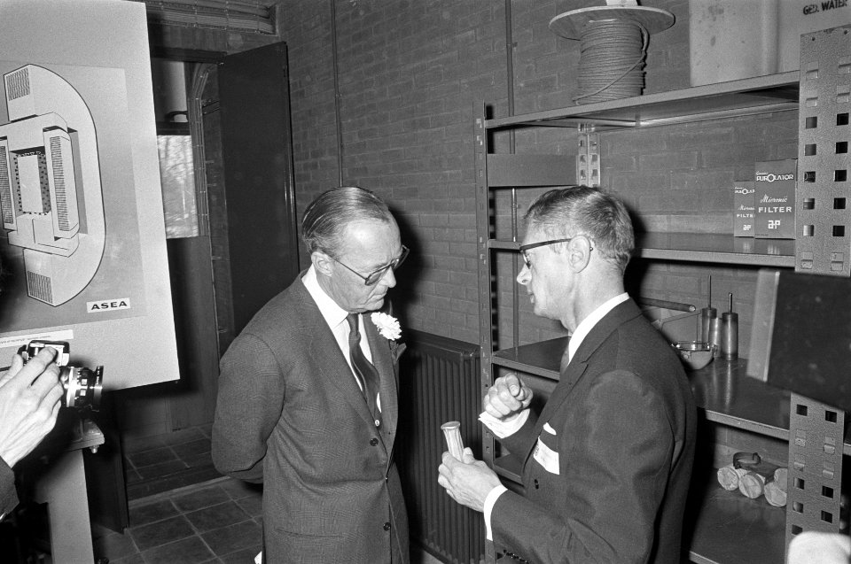 Prins Bernhard in gesprek tijdens rondleiding, Bestanddeelnr 925-5427