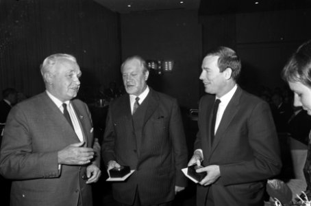 Prijs voor de dagbladjournalistiek 1968 uitgereikt in Hilton Amsterdam. Dhr. Van, Bestanddeelnr 921-4050