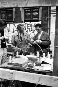 Prikkeldraadkamp in Delft, Simon Carmiggelt (l) en prof. ir. H. Wiggers, Bestanddeelnr 924-5988