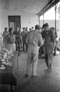 Prijsuitreiking door Kolonel AAJJ Thomson, commandant 1e Infanterie Brigade , Bestanddeelnr 454-2-2