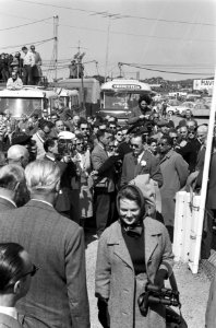 Prins Bernhard en prinses Irene in het rennerskwartier, Bestanddeelnr 912-5049