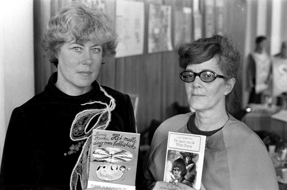 Prijs voor Kinderboek 1971 bekend gemaakt, Amsterdam, (l) Kooiker, (r) Schouten, Bestanddeelnr 925-0095