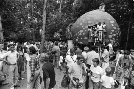 Pretpark de Efteling drukte bij paddestoelen in het sprookjespark, Bestanddeelnr 932-2737
