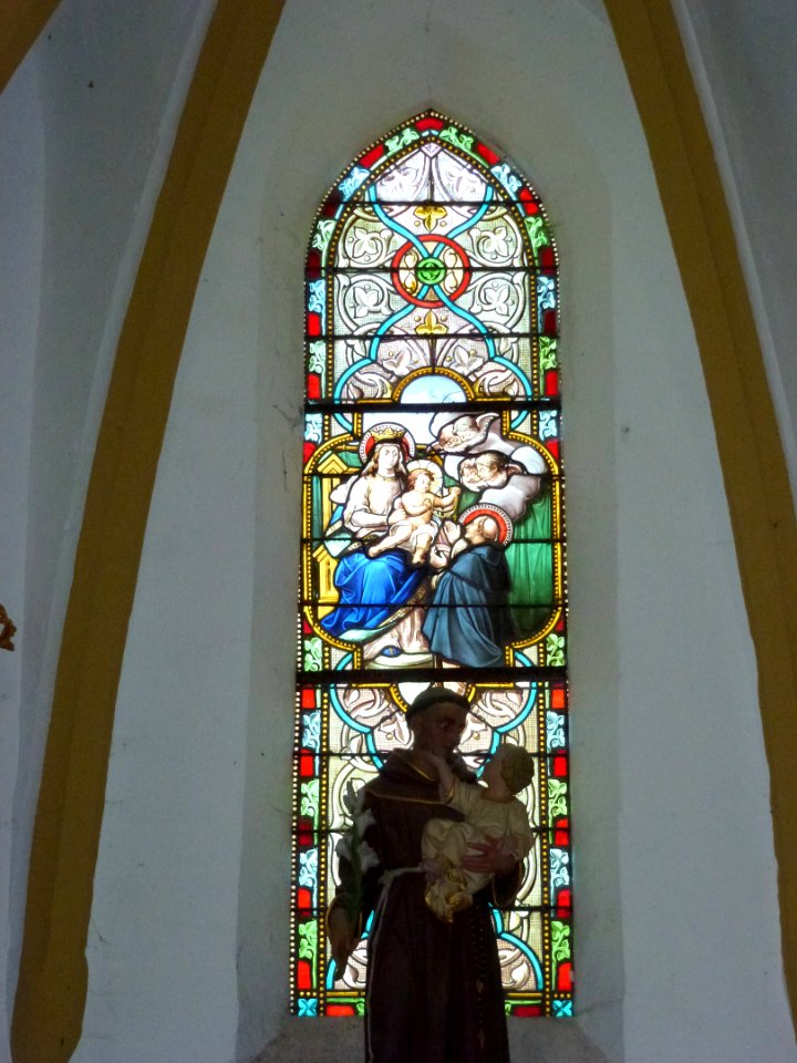 Prez (Ardennes) église, vitrail Vierge et Enfant