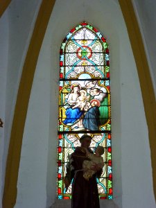 Prez (Ardennes) église, vitrail Vierge et Enfant