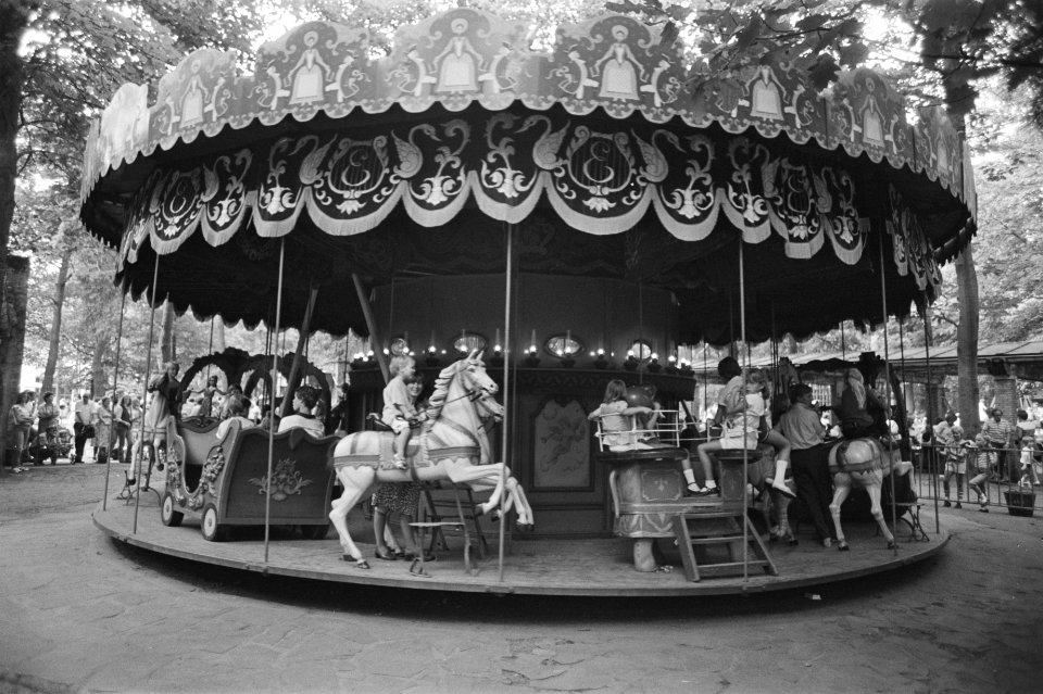 Pretpark de Efteling oude draaimolen in bedrijf, Bestanddeelnr 932-2734