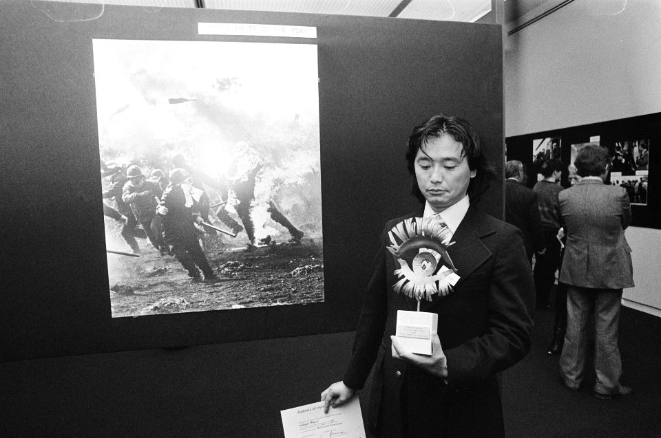 Prijswinnaar Sadayuki Mikami bij de winnende foto, Bestanddeelnr 930-2005