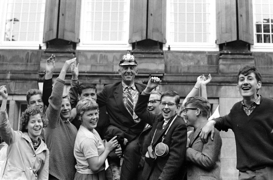Prijsuitreiking Stedekennistoernooi. Winnende klas met politiehelm, Bestanddeelnr 913-0492