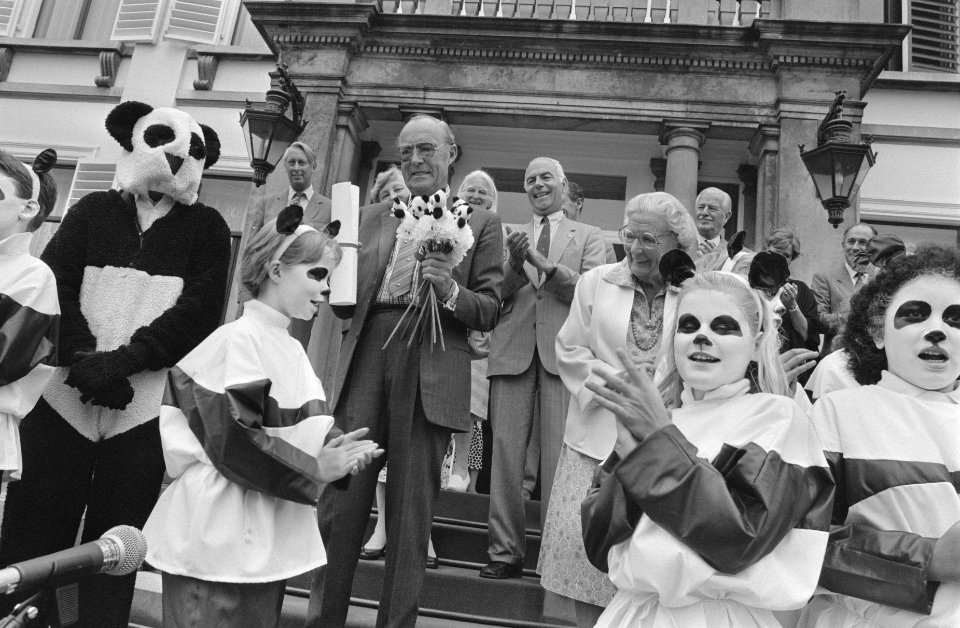 Prins Bernhard en prinses Juliana tussen als panda verklede kinderen op paleis S, Bestanddeelnr 934-7253