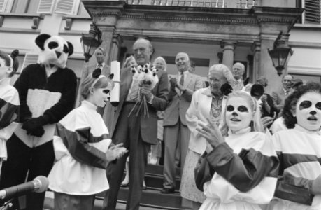 Prins Bernhard en prinses Juliana tussen als panda verklede kinderen op paleis S, Bestanddeelnr 934-7253