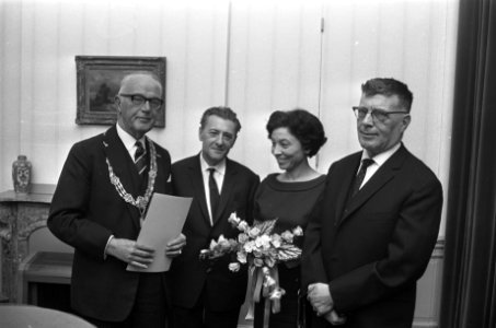 Prijsuitreiking Jan Campertstichting te Den Haag, v.l.n.r. Burgemeester Kolfscho, Bestanddeelnr 920-2120