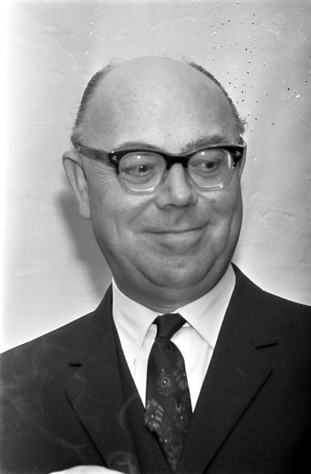 Prijs voor Literaire Kritiek voor dhr. C. J. E. Dinaux. Pierre H. Dubois, de win, Bestanddeelnr 921-2222