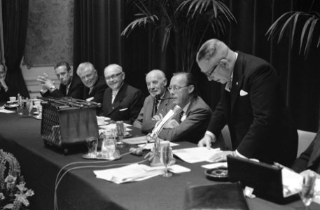 Prins Bernhard jubileumcongres van de metaalunie in Bellevue bijgewoond. V.l.n.r, Bestanddeelnr 915-2563